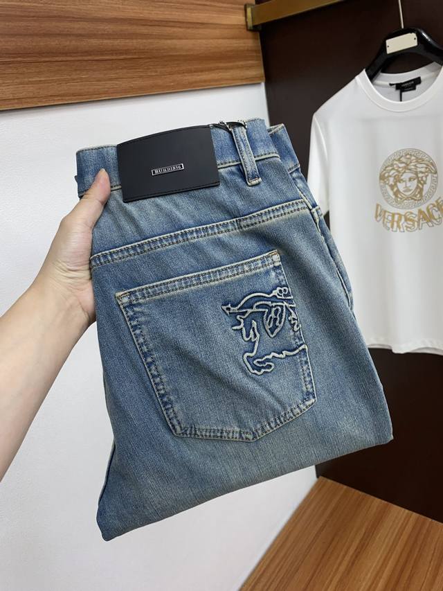 巴宝莉 2025Ss早春 新品 原单男士牛仔裤纯血统品 每季必出的类型，无需质疑的热卖王牌单品，符合四季最佳的搭配色号 整体的风格延续了Slp的基调，通体融入了