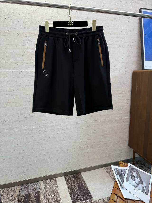 Loe2025抽绳百搭男士休闲短裤五分裤#选用精心细致的做工，松紧腰+抽绳实用有型，裆部立体裁剪，穿着舒适立体，垂顺宽松裤脚，透气舒适不闷热 复古潮流，日常休闲
