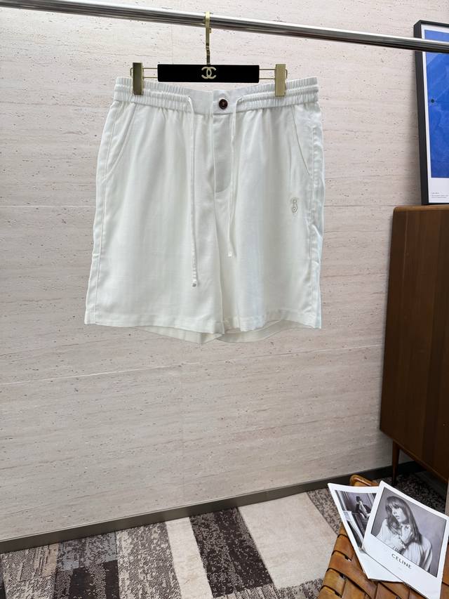 Bur25Ss夏季亚麻休闲短裤 夏日衣橱必备！这款亚麻短裤，将时尚与舒适完美融合。采用天然亚麻材质，透气性绝佳，能迅速排散热气，让你在炎炎夏日也能时刻保持清爽。