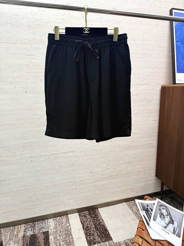Her25Ss夏季亚麻休闲短裤 夏日衣橱必备！这款亚麻短裤，将时尚与舒适完美融合。采用天然亚麻材质，透气性绝佳，能迅速排散热气，让你在炎炎夏日也能时刻保持清爽。