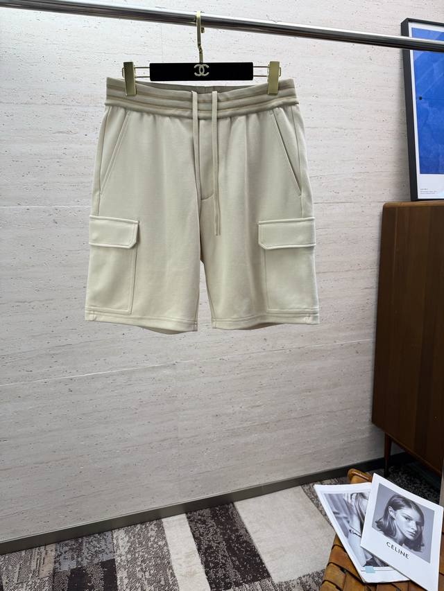 Lp 男款特殊空气织法优质匹马棉立体多口袋工装短裤 关于款式及设计： Lp出品，属于风格显著的一组短裤，大Size并且立体感的侧腿口袋，主导了整体的工装调性，方