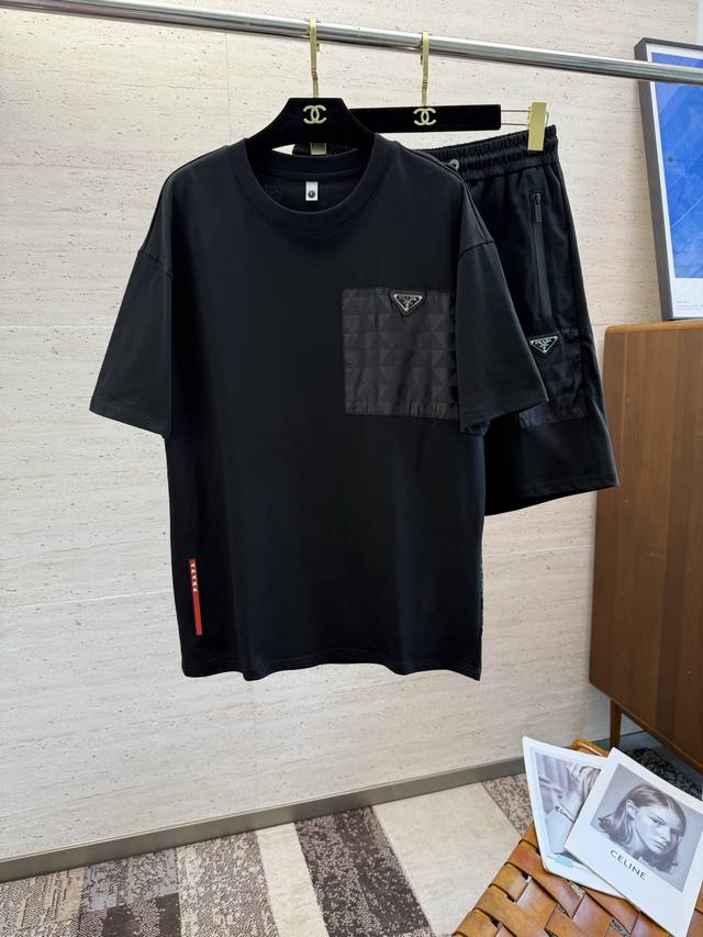 Pra2025春夏新款短袖短裤套装，既经典又百搭，谁不爱啊，将经典再次展现非常的耐看，自带低奢光环与辨识度 理念和现代化的先进技术进行了完美结合 定制纯棉面料！