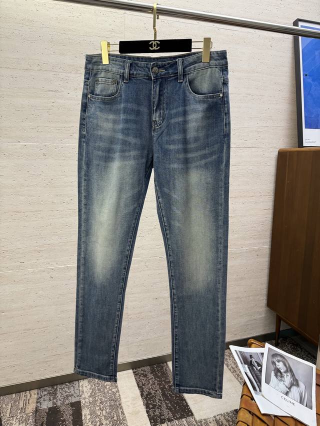 Her25S春夏男士直筒牛仔裤棉质牛仔面料打造 质地柔软又不失筋骨，手感干爽有韧性 经典的标志性浮雕徽标，灵魂般的点缀 各项指标皆为上品，自然带来极佳的上身体感
