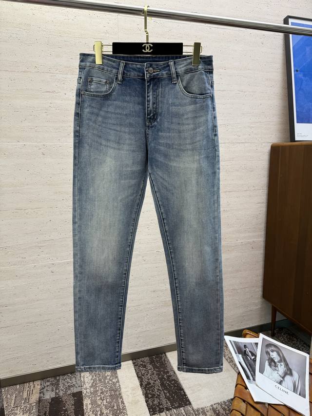 Ea25S春夏男士直筒牛仔裤棉质牛仔面料打造 质地柔软又不失筋骨，手感干爽有韧性 经典的标志性浮雕徽标，灵魂般的点缀 各项指标皆为上品，自然带来极佳的上身体感！