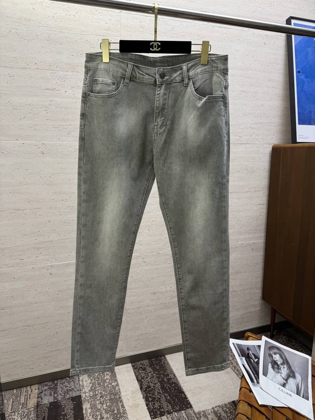 Lv25S春夏男士直筒牛仔裤棉质牛仔面料打造 质地柔软又不失筋骨，手感干爽有韧性 经典的标志性浮雕徽标，灵魂般的点缀 各项指标皆为上品，自然带来极佳的上身体感！