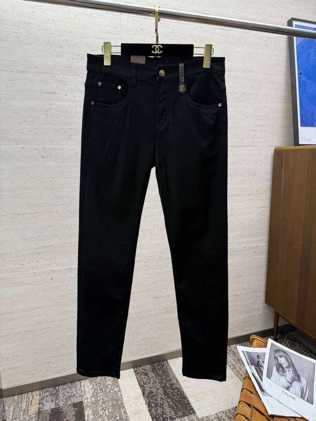 Lv25S春夏男士直筒牛仔裤 棉质牛仔面料打造 质地柔软又不失筋骨，手感干爽有韧性 经典的标志性浮雕徽标，灵魂般的点缀 各项指标皆为上品，自然带来极佳的上身体感