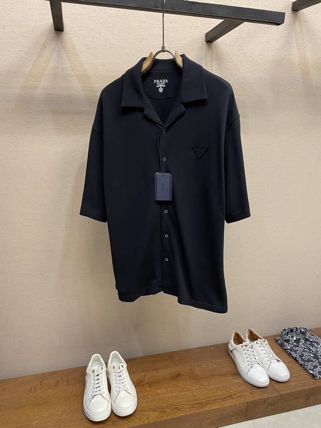 Prada，珠地布衬衫 面料选择： 采用高支数纱线编织形成独特的凸纹蜂窝结构，每平方英寸精密排列的线圈在高温定型下形成立体呼吸网孔，使其拥有良好的透气性，又赋予