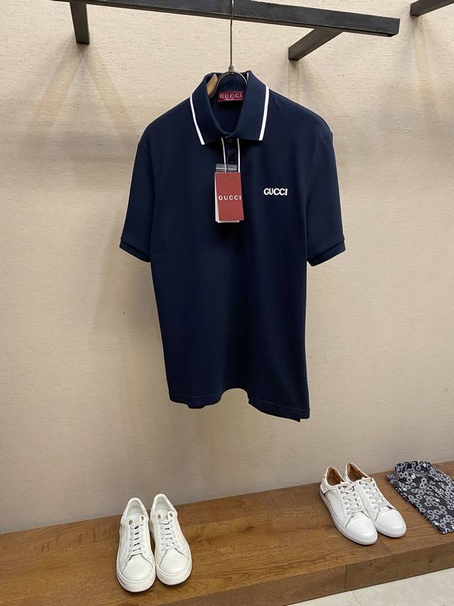 Gucci，饰绣花Polo衫 面料选择： 采用100%纯棉珠地布，在传统珠地布基础上，采用更细的棉纱和更轻薄的编织工艺，既保留了纹理特征，又提升了面料的轻盈感。