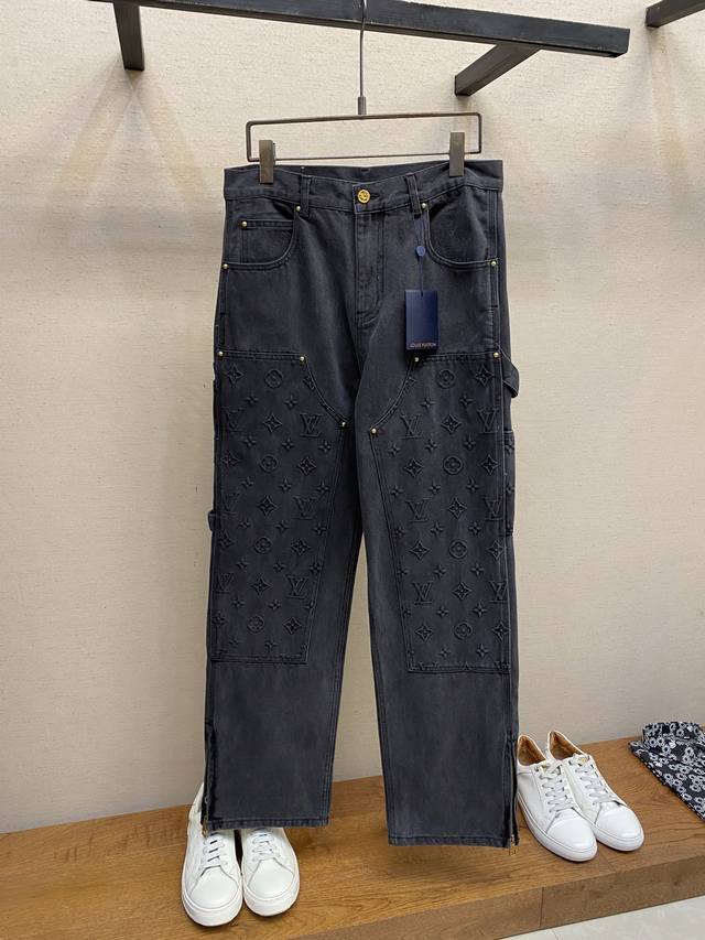 Lv，Lu压花牛仔长裤 原,100购买，净色丹宁牛仔、凹凸压花工艺、柔软洗水处理、刻字古铜五金、全套辅料配备 #纯棉质丹宁面料 纯棉斜纹丹宁材质，由意大利进口高