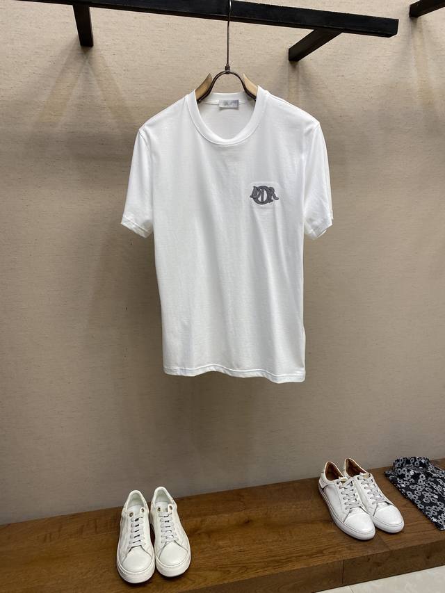 Dior，新款短袖Yyds 日常出门闭眼搭 定制纯棉弹力棉面料短袖T恤 魅力在于创造了简约奢华感的时尚,随意搭配感受英式风格独特气质. 宽松的版型展现出休闲随意