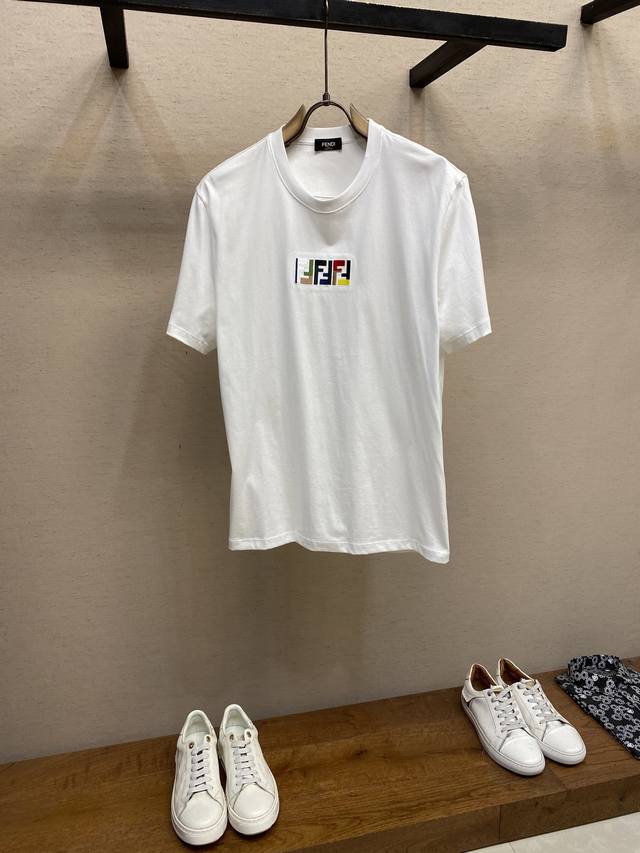 Fendi，新款短袖Yyds 日常出门闭眼搭 定制纯棉弹力棉面料短袖T恤 魅力在于创造了简约奢华感的时尚,随意搭配感受英式风格独特气质. 宽松的版型展现出休闲随