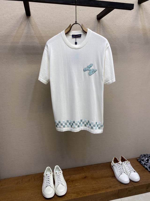Lv，陶瓷珠毛织短袖 毛料选用40支精梳棉100%，运用进口14针司马机进行编织，单件耗时160分钟，陶瓷珠对Yb订染颜色，0.2珠子一件衣服需要用到5600粒