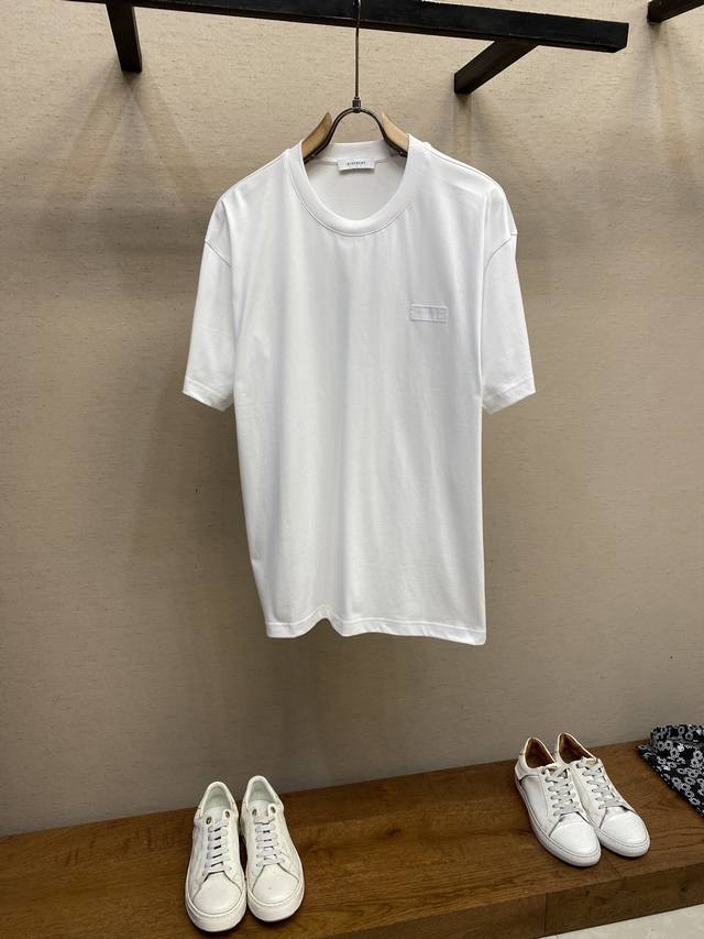 Givenchy 贴布标识刺绣短袖T恤，同步官网发售！从高定走向高街的Gv，俘获大量年轻人的心，经典、时髦、高贵，一直是Gv的风格所在，从这款短袖中也能感受它的