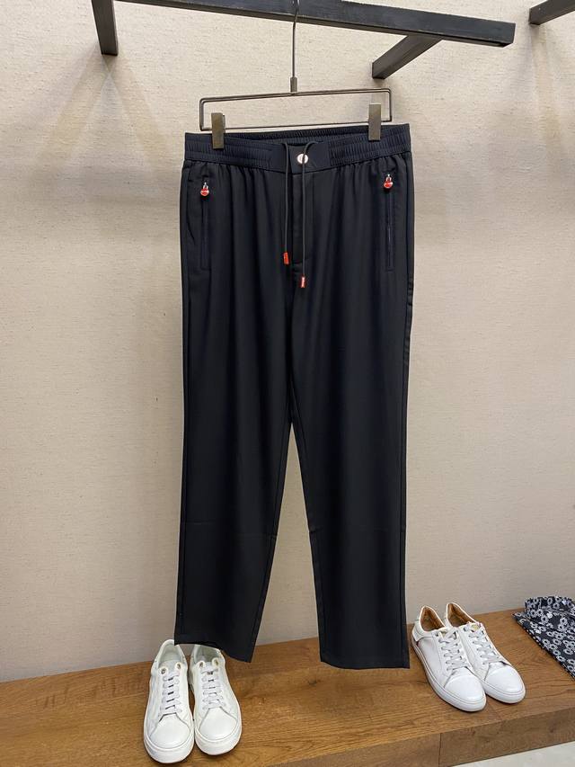 Kiton 原厂凉感小黑裤！把“高级舒适”焊在身上 职场&日常通吃的神裤来了~Kit**原厂出品，一条搞定N种场合！面料自带凉感Buff，49%聚酯纤维+41%