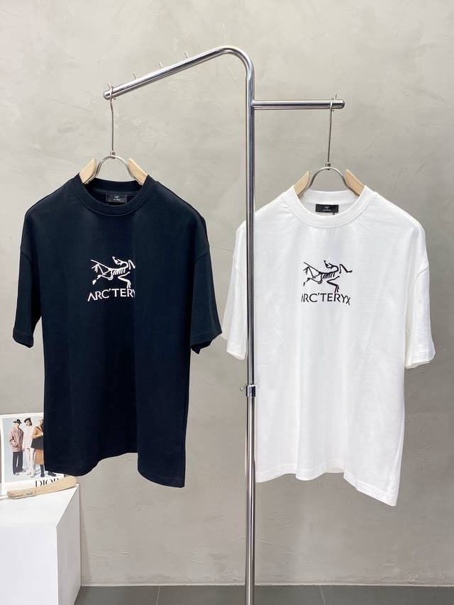 Arc’Teryx始祖鸟独家专供新款原单男士休闲短袖 高端定制 高版本 时尚百搭爆款进口面料 手感超柔软细腻 穿着亲肤舒适 高端精品 代工厂P精细做工 上身非常