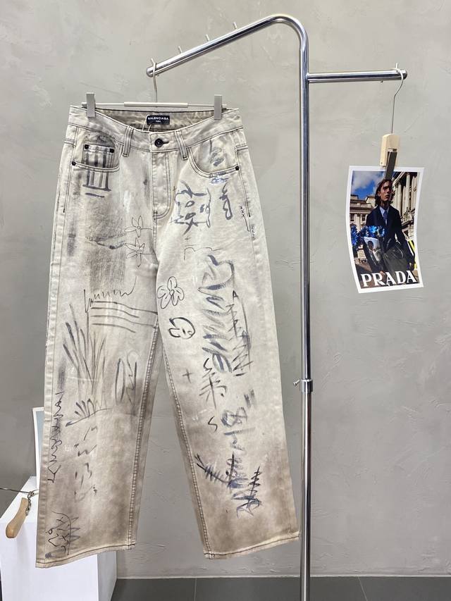 Balenciga巴黎世家独家专供新款牛仔阔腿裤高端版本！专柜定制面料 透气舒适度高，细节无可挑剔，品牌元素设计理念，体现高品质。手感细腻柔软！呈现休闲裁剪，上