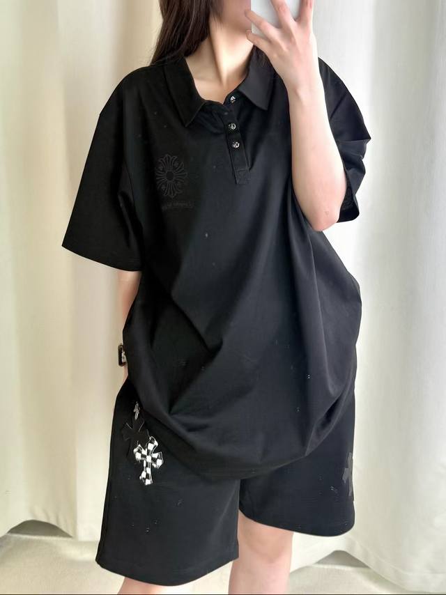 Ch克罗心暗纹十字花Polo衫 面料采用订染230G棉质面料，胸口十字暗纹卷轴印花 ，领口五金开模 定制辅料，整体走线平直细腻，面料舒适柔软，颜色一致无色差 能