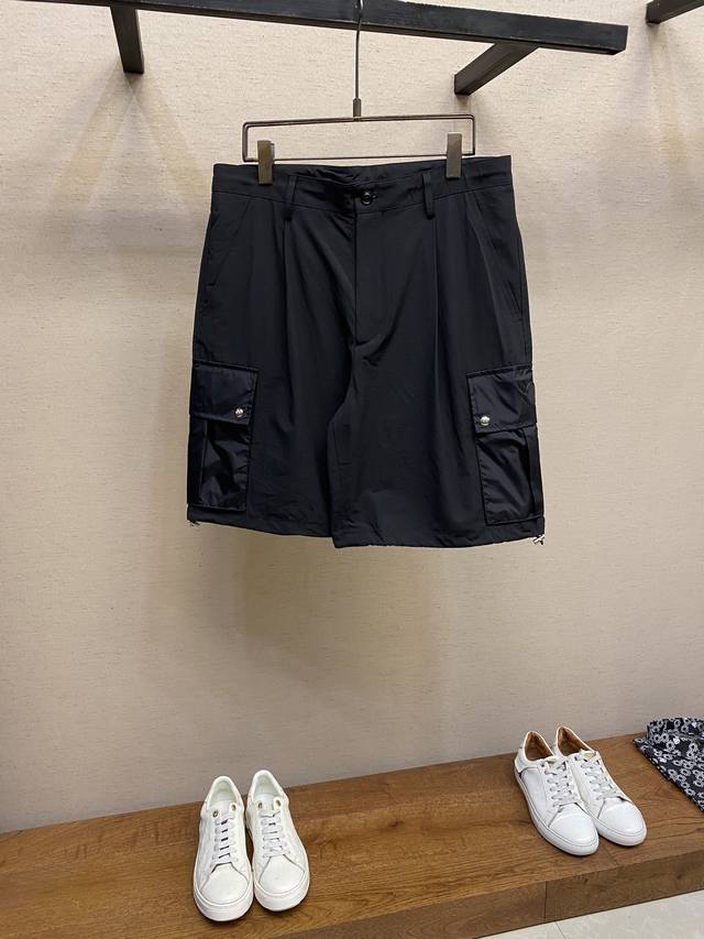 Moncler，男士休闲短裤 最新款上身版型无敌正！ 绝对可以闭眼收的一款 此款裤子非常百搭，弹力腰围,日常上班 户外运动都可以穿着，是时尚休闲与户外运动的完美