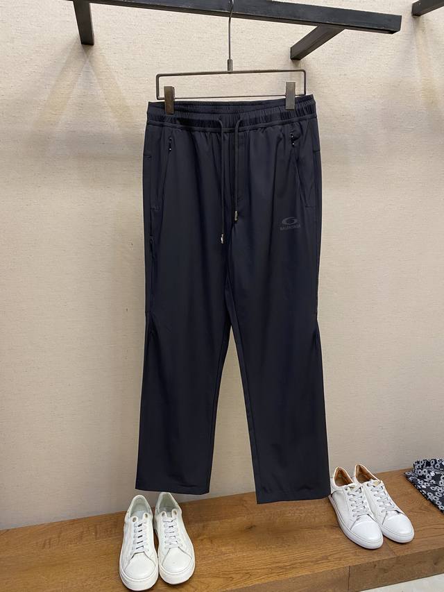 Balenciaga，男士休闲裤 最新款上身版型无敌正！ 绝对可以闭眼收的一款 此款裤子非常百搭，弹力腰围,日常上班 户外运动都可以穿着，是时尚休闲与户外运动的