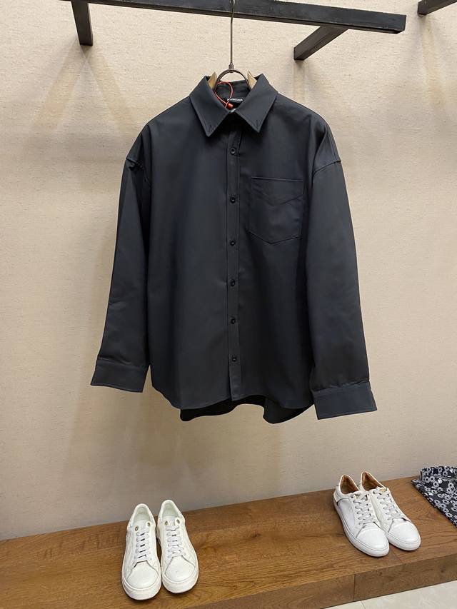 Balenciaga 印花衬衫外套 定制奢韵双面厚织长绒棉衬衫料 做到双面不同纹理和原版一致 质感肉眼可见 上身立体有型 贴身舒适柔软 前幅饰以同质化Clean