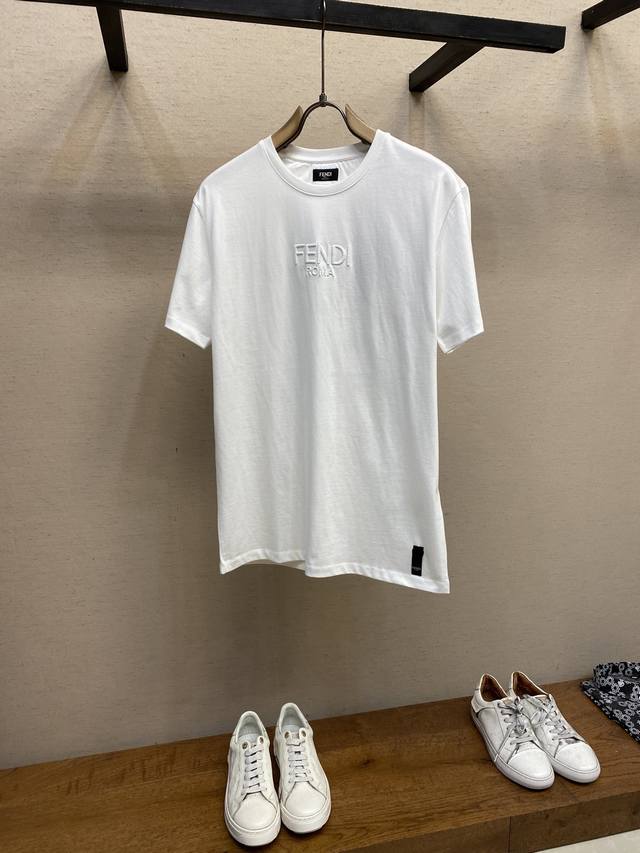 Fendi、Fd字母绣刺绣圆领短袖 发售色系：藏蓝、白色 原,500购买；纯棉材质、缀以3D效果Fd字样刺绣、短袖圆领T恤、全套辅料配备 # 轻盈质地纯棉质面料
