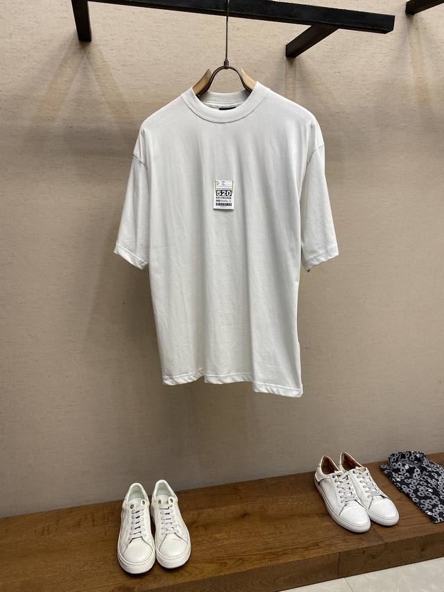 Balenciaga，Ba 520收据贴胶圆领短袖 发售色系：褪黑色、灰白色 洗涤建议：15分钟快洗 反面洗涤 使用洗衣袋 禁用烘干机 原,200购买；干爽平纹