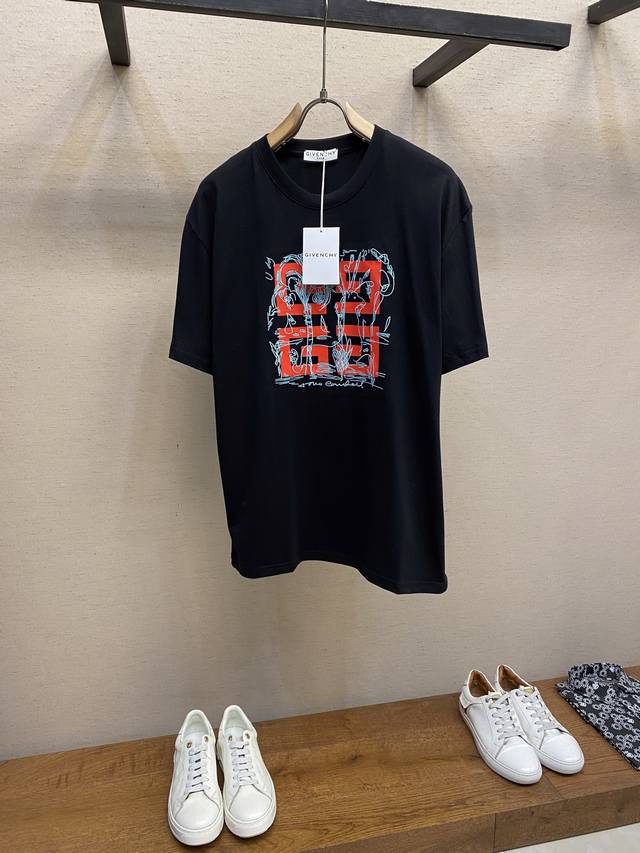 Givenchy、 纪梵希25年春夏新品短袖T恤，洗后275G，100％棉质，领口采用双针走线，3D立体印花，锁链底拉肩包边，四线密边，一寸13针，高品质做工，