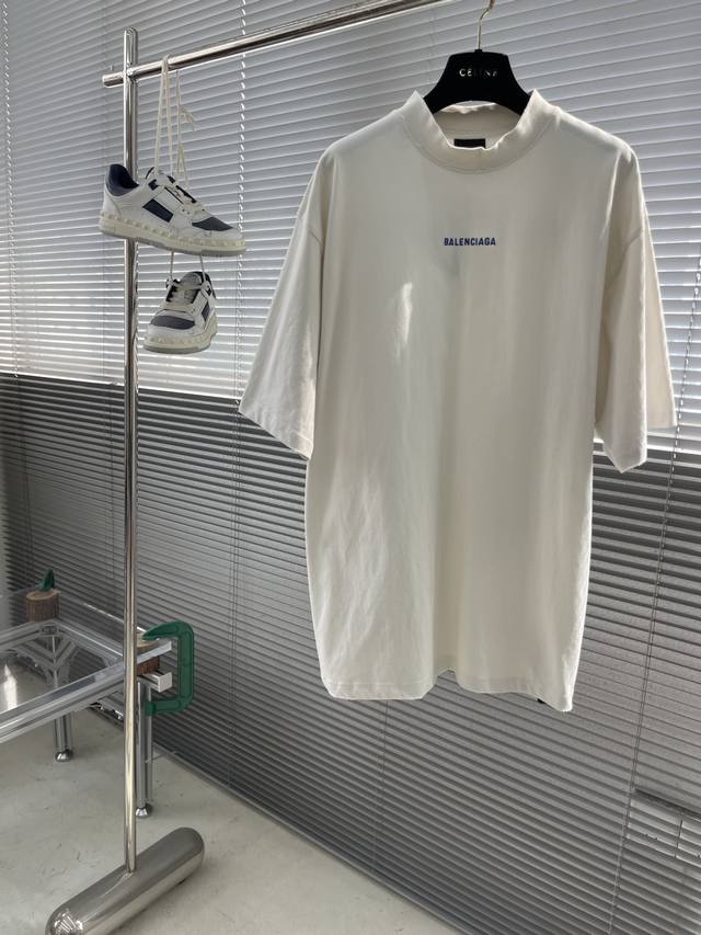Balenciag 25Ss 电光蓝刺绣短袖 定织定染240G精梳棉，经双纱强捻工艺处理。 确保面料克重稳定，抗皱性优异，同时保持高支数棉质的细腻肌理。十字螺纹