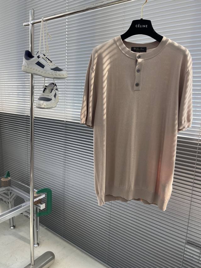 Loro Piana 毛织纽扣Polo衫 工艺说明：使用德国进口斯托尔7.2针型机器采用浮线提花，所采用纱线跟原版纱线真丝含量一致100%桑蚕丝，手工打磨牛角扣