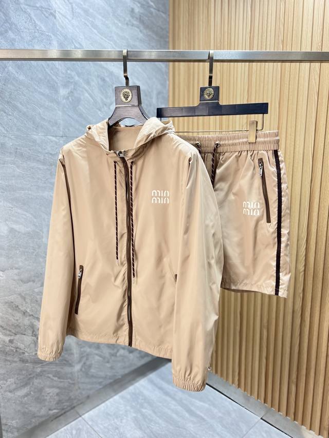 上衣 裤子 Miumiu 2025年春夏新品上新 三标齐全 防晒服套装 好货不用过多介绍 看细节 专柜码数：M-Xxxl 175 140建议L