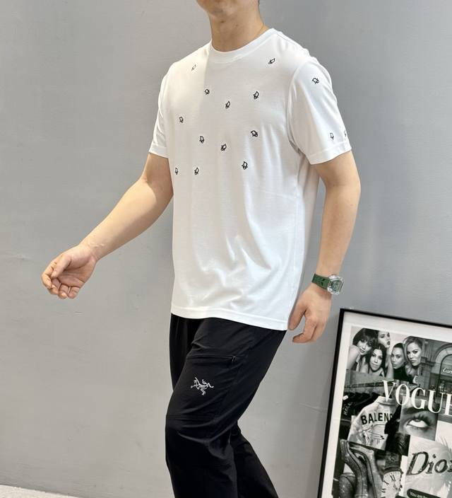 短袖 短裤 Dio*R25S春夏新款圆领T恤.满身重工Dior绣花.轻奢帅气。渠道贸易单，定制面料220G莫代尔长绒棉精耕细作，纯正德国机16针严苛工艺，每一件
