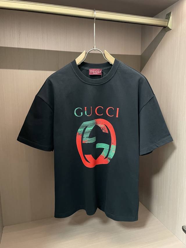 Gucc 2025春夏新品，优选特定原版开发330支双股精棉平纹面料，上身挺阔舒适度佳，外穿内搭随意搭配，男女同款 尺码M-Xxl