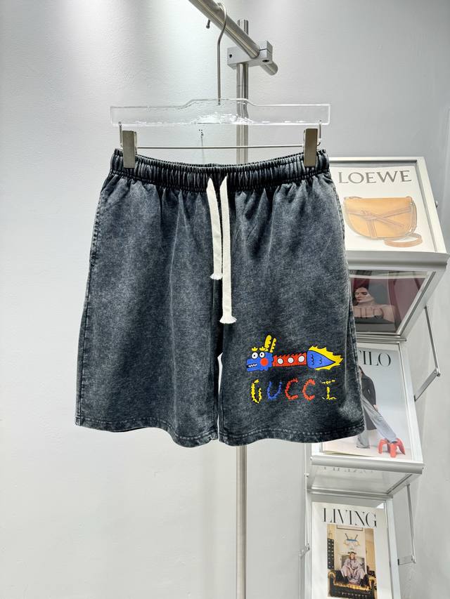 Gucci 2025新款 雪花酸洗做旧 个性工艺图案制作 定制面料短裤 上身超好看 男女同款 S M L Xl Xxl 五个码