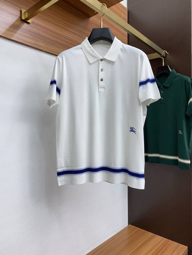 巴宝莉 2025新款男士针织翻领短袖Polo衫 经典商务男装衬衫领 Polo 衫天丝长绒棉面料呈现。轻盈柔软的面料经过成衣染色，营造出优雅纹理，一体齐脚收口螺纹