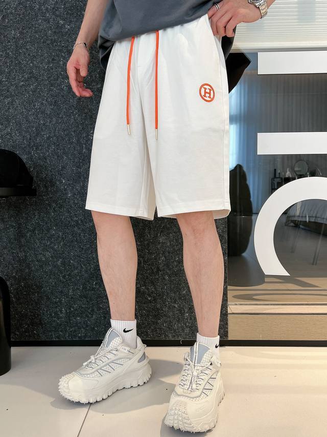 爱马仕 三标齐全 2025夏季新款男士休闲短裤，高级定制面料透气面料 透气弹力舒适度极高，细节无可挑剔，顶级辅料配备，原版Logo设计理念，手感细腻柔软！上身版