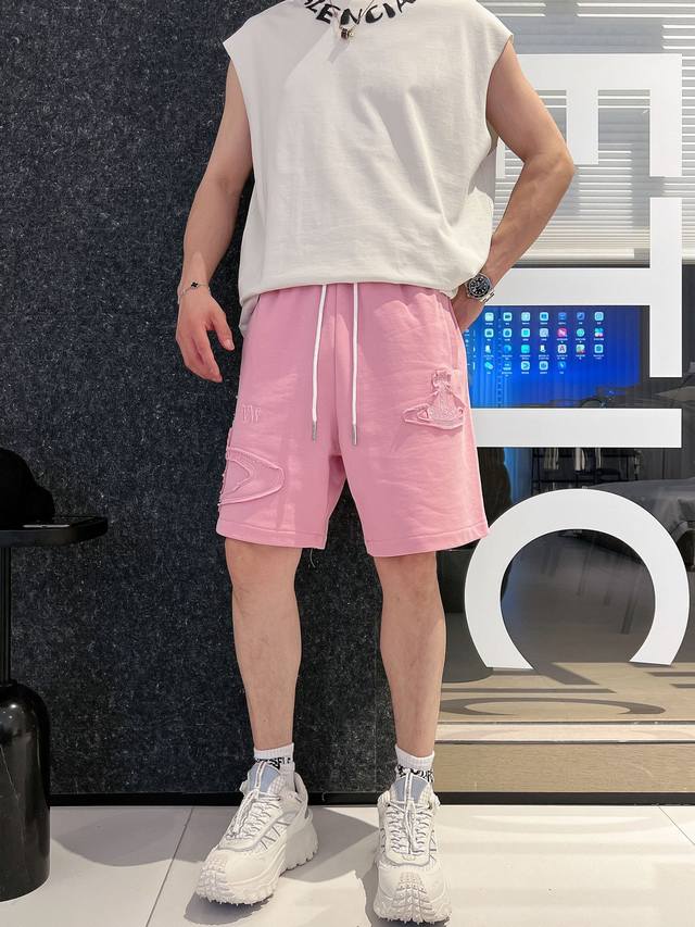 西太后 三标齐全 2025夏季新款男士休闲短裤，高级定制面料透气面料 透气弹力舒适度极高，细节无可挑剔，顶级辅料配备，原版Logo设计理念，手感细腻柔软！上身版