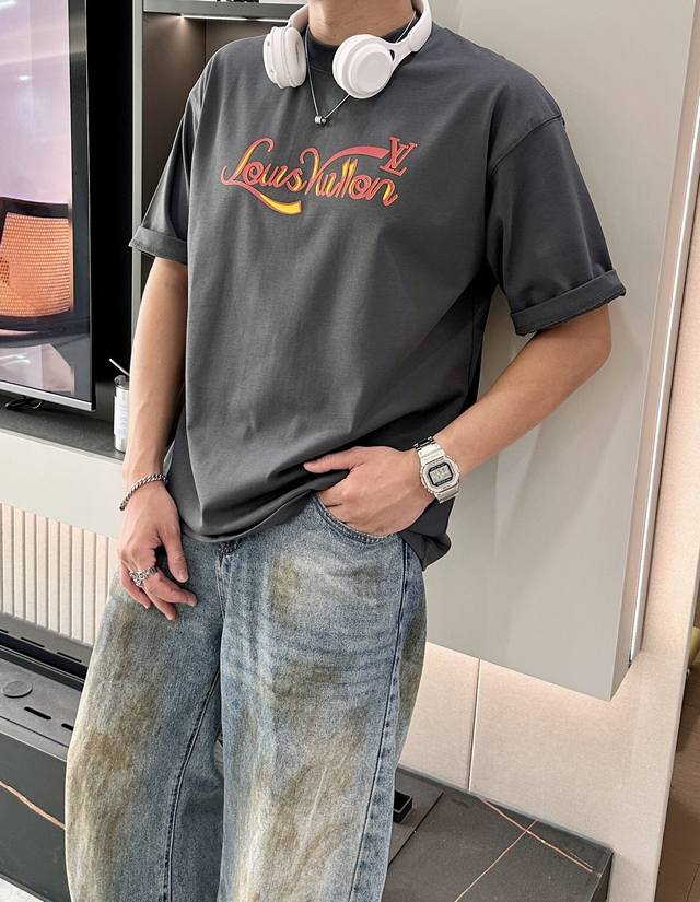 Lv 2025春夏款 官网同步 面料采用重磅纯棉精梳棉面料，Os宽松版型，上身版型超正！日常百搭，衣橱必备单品！ 男女同款 尺码 S-3Xl 版型偏大2个码 码