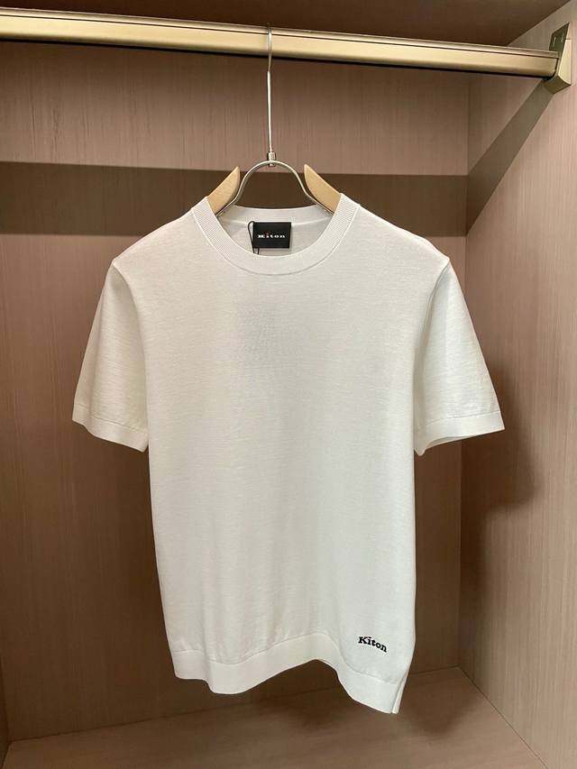 Kiton 2025春夏最新男士圆领短袖针织衫，精选针织棉质面料制成， 80支超柔长绒棉，16针密致针法，纹理清晰，紧密不易变形，质感软糯亲肤，尽显高端奢华品质