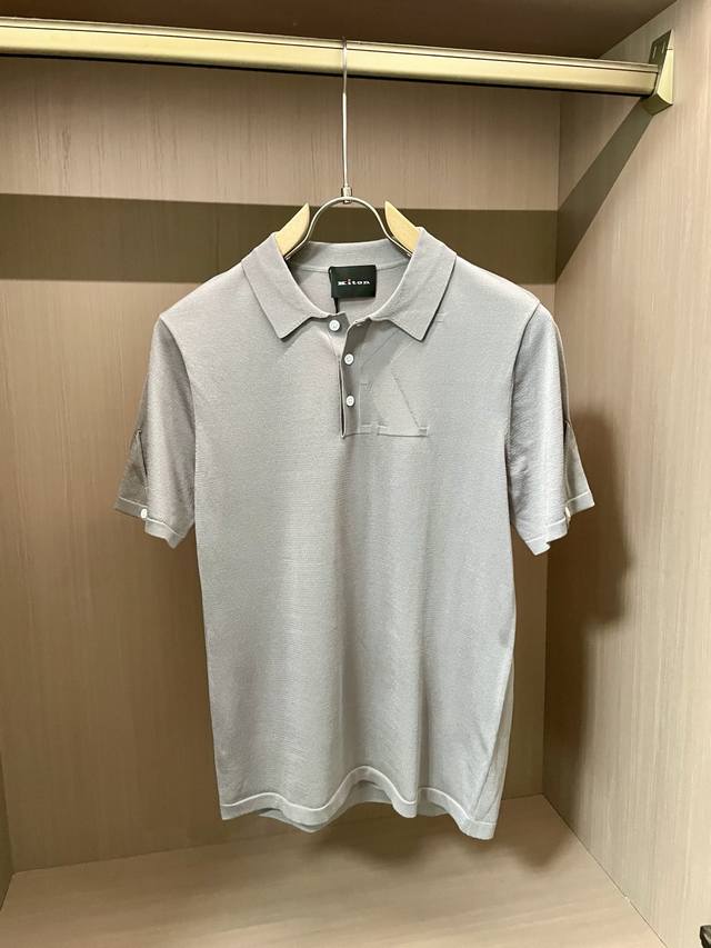Kiton 2025春夏最新男士翻领短袖针织衫，精选针织棉质面料制成， 60支超柔长绒棉，16针密致针法，纹理清晰，尽显高端奢华品质；贴身穿着的舒适度绝对是普通
