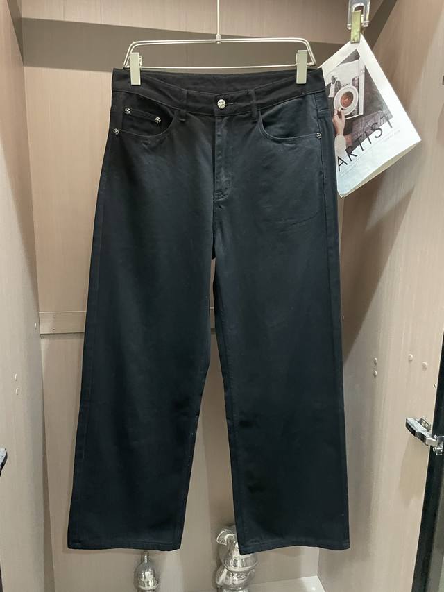 克罗心 牛仔阔腿裤，彩色十字皮标铺满裤身，潮酷又吸睛。宽松版型藏肉显瘦，日常搭短上衣，街头时髦感直接拉满～ 尺码29-38