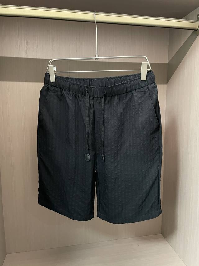 Loewe 黑色肌理感短裤，松紧腰+抽绳设计，舒适又随性。日常搭简约T、衬衫都很绝，轻松拿捏慵懒松弛感，夏日出街刚需～ 尺码M-Xxxl