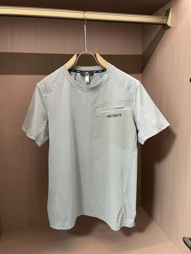 始祖鸟 短袖T恤，采用速干面料，舒适透气且利于排汗。版型简约，左胸处有品牌标志性图案低调彰显品牌特色，增添精致感。尺码M-Xxxl