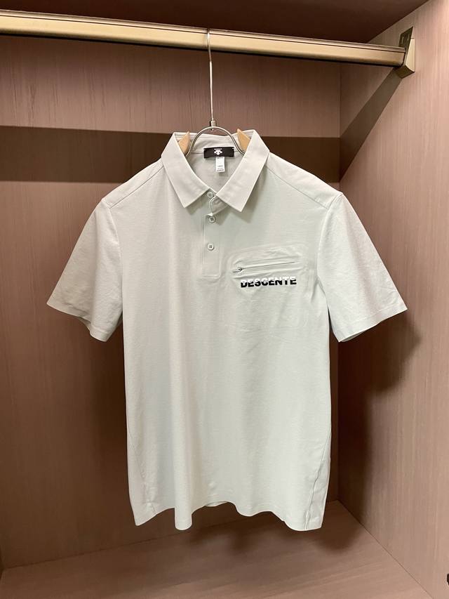 迪桑特 2025春夏 经典的Polo领设计，搭配简洁的半拉链，线条利落流畅，巧妙修饰颈部线条，彰显优雅绅士格调。左胸处精致的品牌标识，采用无痕压胶工艺，细腻而平