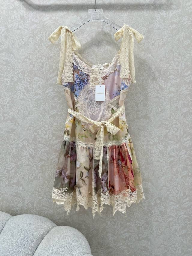 Zimmerm*25新款V领无袖吊带连衣裙 超重工艺来袭！整件定制水溶花蕾丝！完美复刻Yb 肩带是开放式绑带蝴蝶结设计 裙身拼接蕾丝撞色棉麻面料 下摆更是拼接定