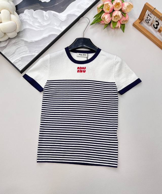 Miumiu2025新款字母贴片条纹针织短袖，定制Yb全棉纱线织造 质感高级舒适 圆领针织短袖剪裁 胸前装点标志性字母徽标图案 彰显品牌个性 凸显穿搭高级感 配