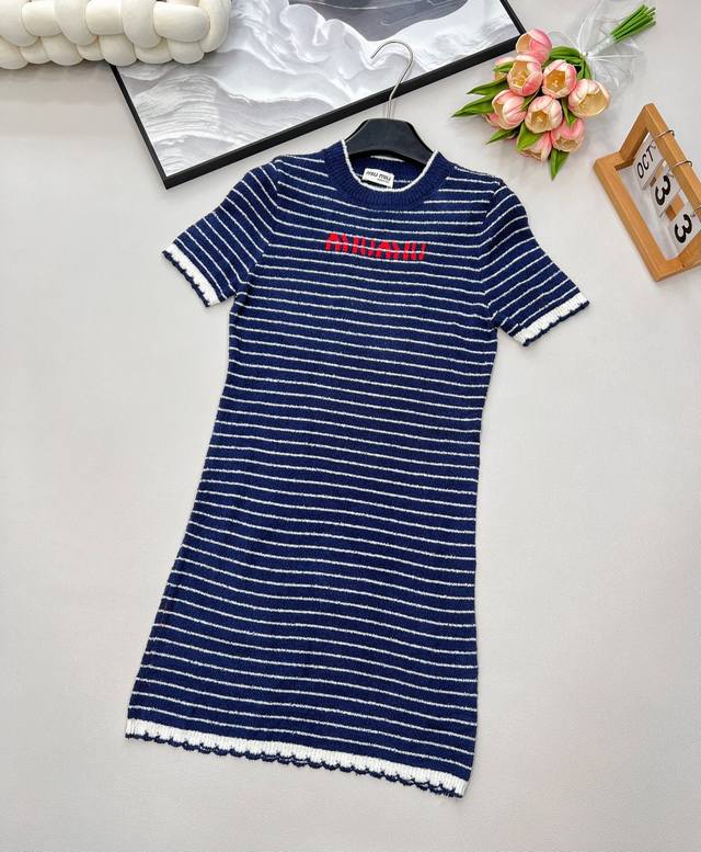 Miumiu撞色条纹字母提花针织裙，自带氛围感的缪缪撞色条纹字母提花圈圈毛针织连衣裙呀！ 这条连衣裙采用高品质的圈圈毛针织面料，摸起来柔软又细腻，贴身穿也超舒服