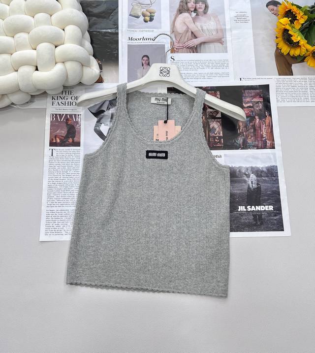 Miumiu2025新款小花边针织背心，定制Yb全棉纱线织造 柔软亲肤 舒适有型 圆领针织背心剪裁 美化头肩比例更显瘦 通体竖坑条纹理 视觉显瘦更显文艺 领口以