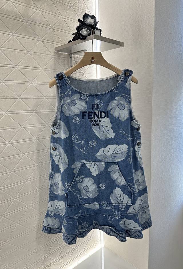 Fend*2025新品上架 激光鱼尾背心裙 定制Yb斜纹棉牛仔材质 酵素水洗激光工艺 清晰印有花朵枝叶图案 清新自然 宽松背心裙版型 低腰裁剪鱼尾裙摆 对身材包