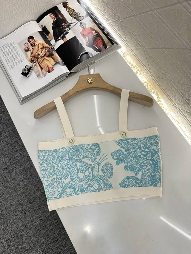 Dio*2025新品上架 提花针织背心短裙套装 定制Yb棉纶纱线织造 肌理明显 品相十足 平口吊带针织背心短裙套装 通体以水蓝白相间的自然丛林动植物图案满铺 米