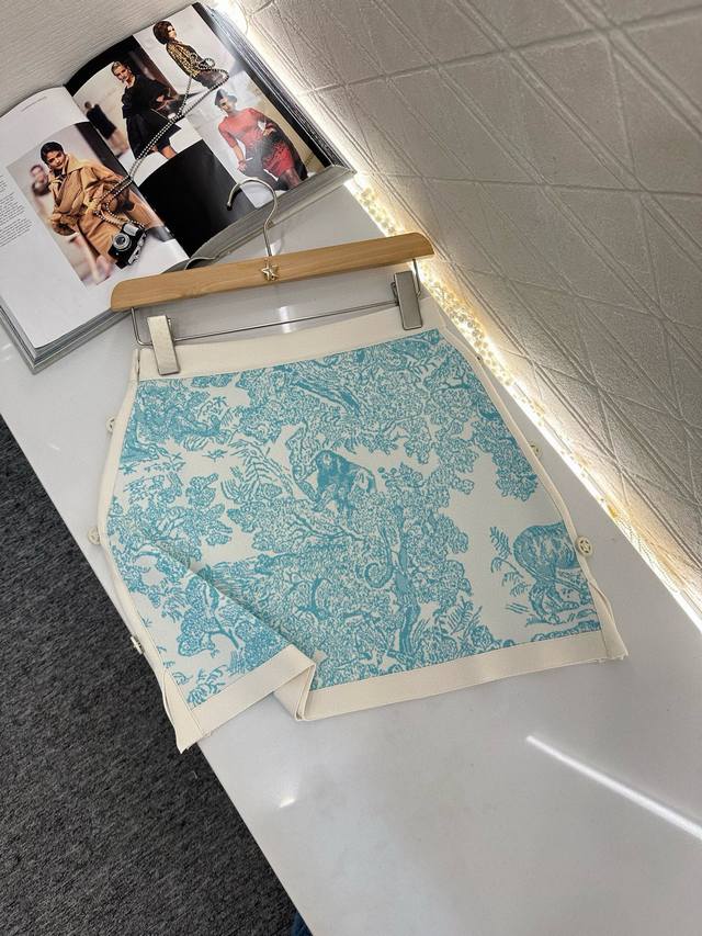 Dio*2025新品上架 提花针织背心短裙套装 定制Yb棉纶纱线织造 肌理明显 品相十足 平口吊带针织背心短裙套装 通体以水蓝白相间的自然丛林动植物图案满铺 米